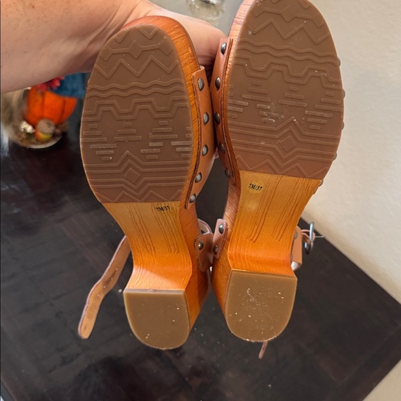 Lucky Brand Hollie Tan Clog Sandals 7 - Picture 4 of 8